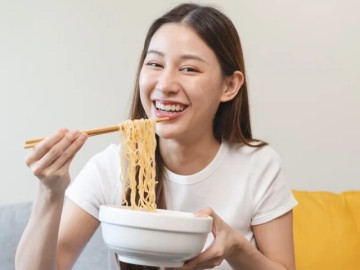 Nữ sinh ăn một lúc 4 gói mì tôm, 1,5kg khoai tây chiên vẫn chưa thấy no, sau đó phải nhập viện tâm thần điều trị