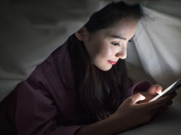 Cô gái trẻ thức trắng đêm để “hóng drama” trên mạng, bác sĩ cảnh báo điều nguy hiểm cần tránh