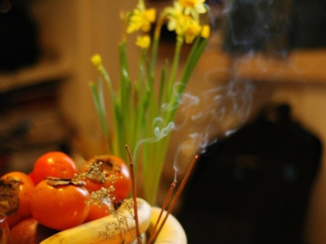 Ngày mai Rằm tháng 9 năm Ất Tỵ có 3 khung giờ đẹp để thắp hương đón tài lộc, 4 thứ kiêng kỵ đặt lên bàn thờ 