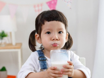 Vì sao mùa lạnh trẻ ngại uống sữa hơn? Đây là cách đơn giản giúp trẻ thích uống sữa lại tăng đề kháng vững vàng