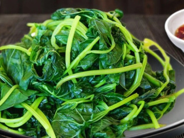 Rau luộc nước lạnh hay nước sôi tốt hơn, có nên cho muối để rau xanh? Đáp án đúng khiến nhiều người mừng thầm