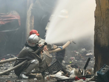 Chợ Xanh ở Hà Nội cháy ngùn ngụt, người dân hoảng hốt sơ tán