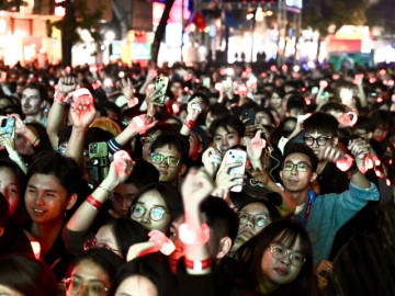 Countdown 2026 "đốt nóng" phố đi bộ Hồ Gươm, biển người chờ thời khắc đếm ngược