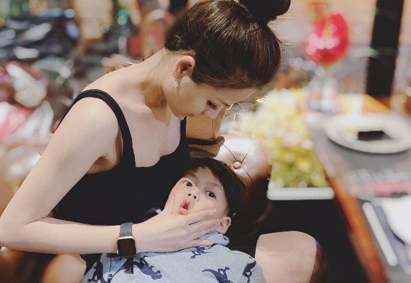 Bước ra khỏi cuộc hôn nhân đổ vỡ, người phụ nữ sẽ phải đối diện với rất nhiều khó khăn, đặc biệt là khi họ đã làm mẹ. Hành trình nuôi con một mình không dễ dàng gì, thế nhưng có không ít người mẹ khiến ai cũng nể phục, vì có sự vực dậy đầy mạnh mẽ, tích cực.