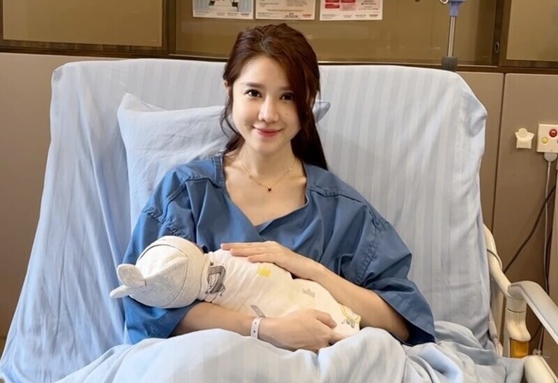 Phụ nữ sau sinh xuống sắc là điều dễ hiểu và bình thường, tuy nhiên họ vẫn lựa chọn hy sinh nhan sắc bản thân để sinh ra và chăm sóc tốt các thiên thần nhí của mình.