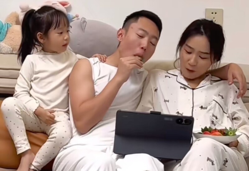 Nhiều người thường hay trêu "con cái là tệp đính kèm của bố mẹ", nhưng sự thật là bố mẹ hạnh phúc, yêu thương nhau thì đứa trẻ mới trưởng thành thật hạnh phúc.