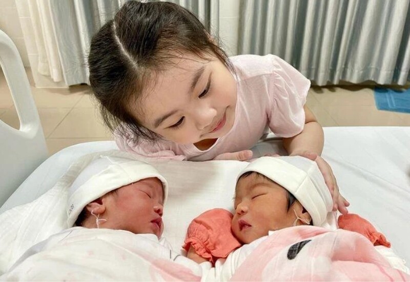 Mặc dù sinh và nuôi dạy các cặp sinh đôi thường vất vả hơn rất nhiều, nhưng không ít cặp vợ chồng vẫn muốn sinh đôi 2 bé.