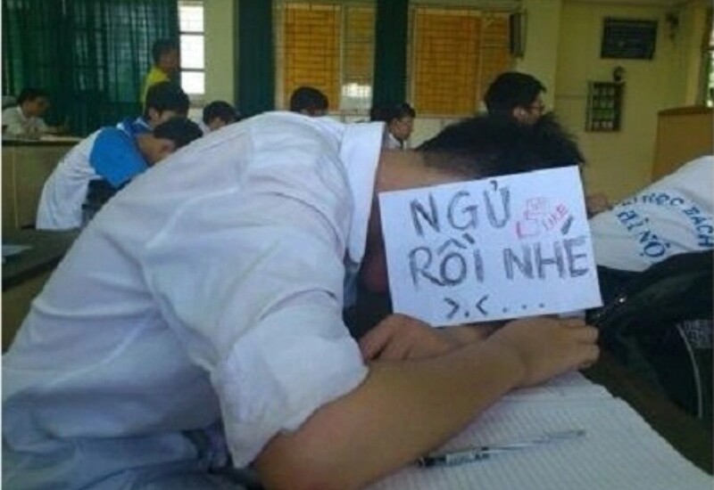 Đã ai làm gì đâu, ai chạm vào đâu, ngủ đi rồi ráng lấy sức khoẻ trụ ở trường thêm 2,3 năm nữa!