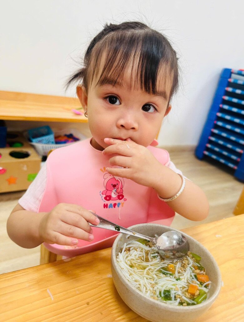 16 tháng tuổi đã đi học, nhìn loạt bữa ăn ở trường quốc tế học phí 150 triệu/năm của con gái Kha Ly ai cũng “choáng” - 5