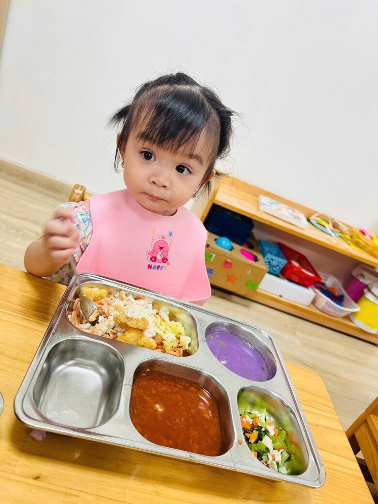16 tháng tuổi đã đi học, nhìn loạt bữa ăn ở trường quốc tế học phí 150 triệu/năm của con gái Kha Ly ai cũng “choáng” - 3