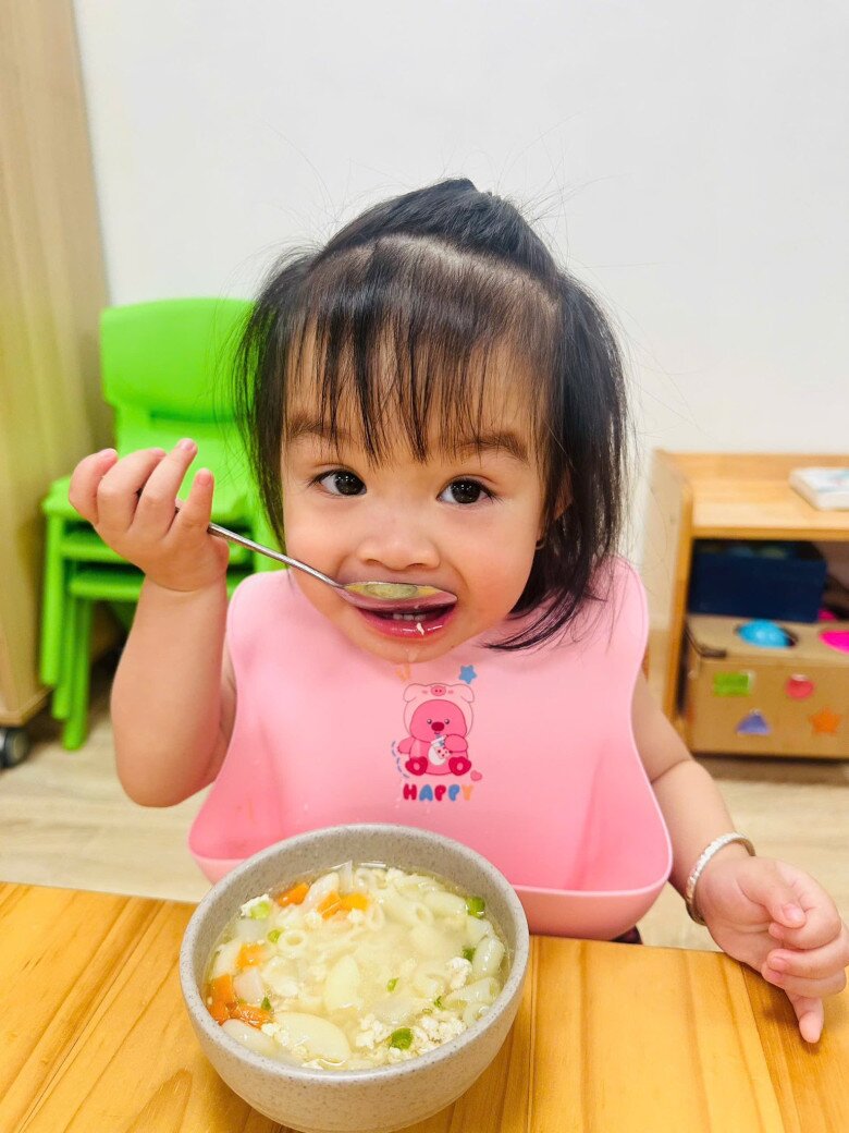 16 tháng tuổi đã đi học, nhìn loạt bữa ăn ở trường quốc tế học phí 150 triệu/năm của con gái Kha Ly ai cũng “choáng” - 6