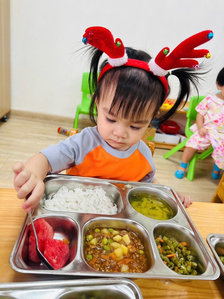 16 tháng tuổi đã đi học, nhìn loạt bữa ăn ở trường quốc tế học phí 150 triệu/năm của con gái Kha Ly ai cũng “choáng” - 2