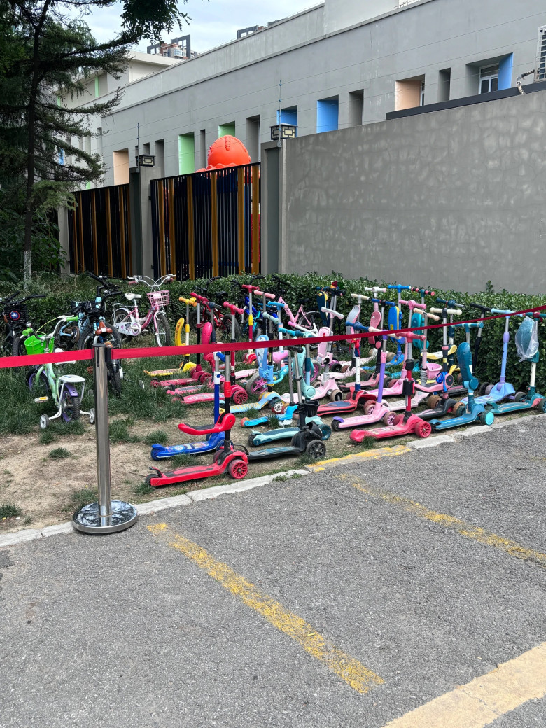 Bãi đỗ xe ở một trường mầm non gây xôn xao MXH, nhìn loạt “siêu xe” của trẻ hiểu ngay cách phụ huynh dạy con - 2