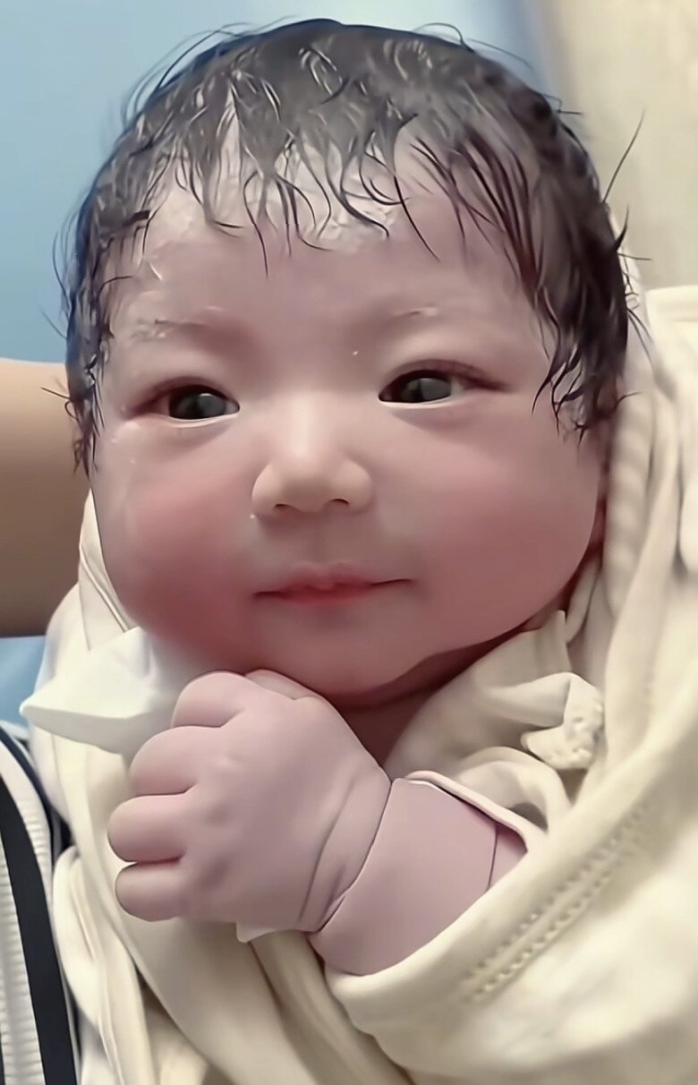 Bé sơ sinh chào đời đẹp như nữ thần, y tá đỡ đẻ vừa nhìn đã thốt lên: “Bé đã phẫu thuật thẩm mỹ thành công” - 3