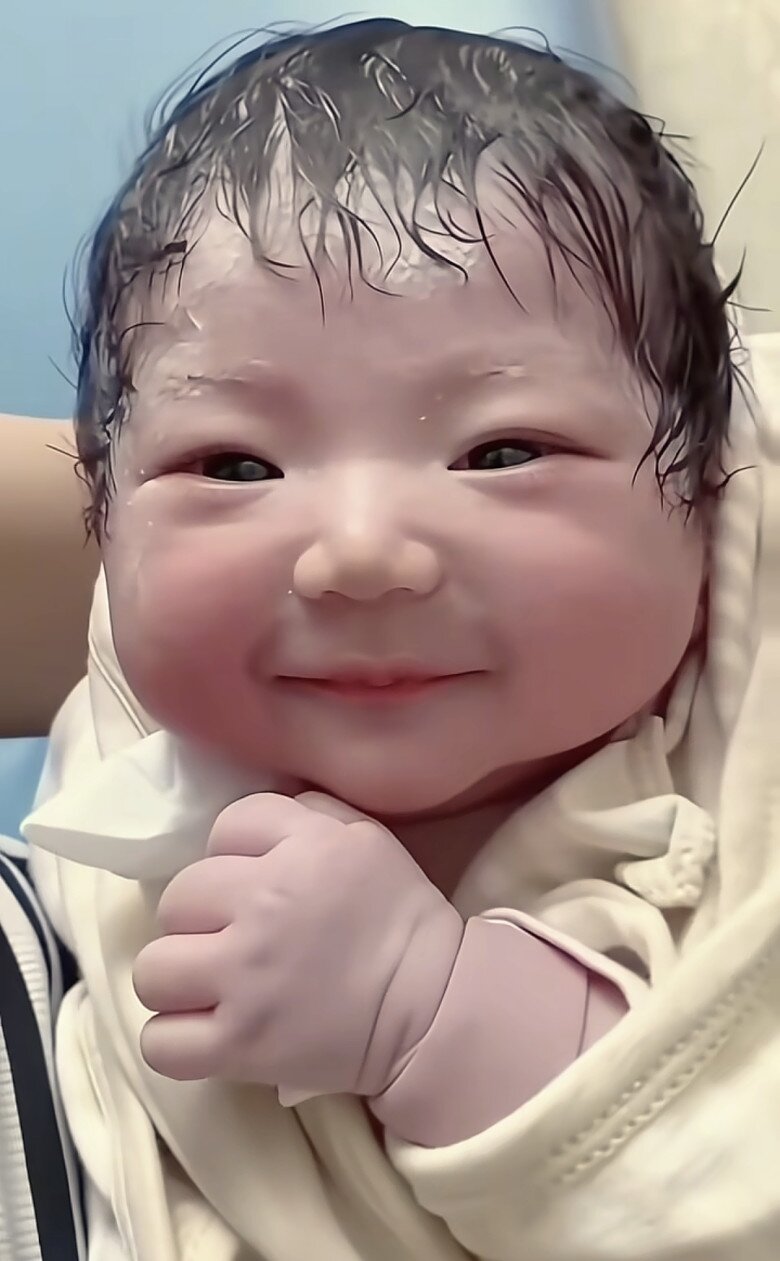 Xem thêm: Video bé sơ sinh dưỡng da trong bể bơi cực đáng yêu, ngộ nghĩnh.