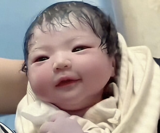 Bé sơ sinh chào đời đẹp như nữ thần, y tá đỡ đẻ vừa nhìn đã thốt lên: “Bé đã phẫu thuật thẩm mỹ thành công” - 1