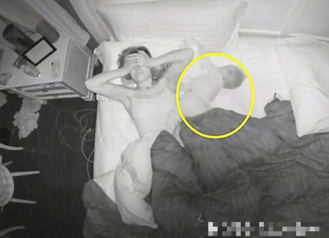 Camera ghi cảnh giữa đêm người mẹ đang ngủ, 2 con nhỏ lần lượt có những hành động ai xem cũng thấy thương - 2