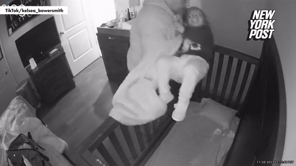 Camera ghi lại cảnh ông nội bế cháu đi ngủ lúc nửa đêm, người mẹ xem được tức tốc tung ngay lên mạng - 4