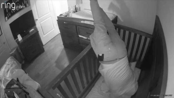 Camera ghi lại cảnh ông nội bế cháu đi ngủ lúc nửa đêm, người mẹ xem được tức tốc tung ngay lên mạng - 2