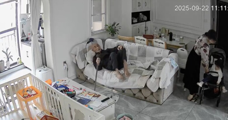 Camera ghi lại hành động của em bé với ông nội ở phòng khách, nhiều người xôn xao cách gia đình dạy con - 1