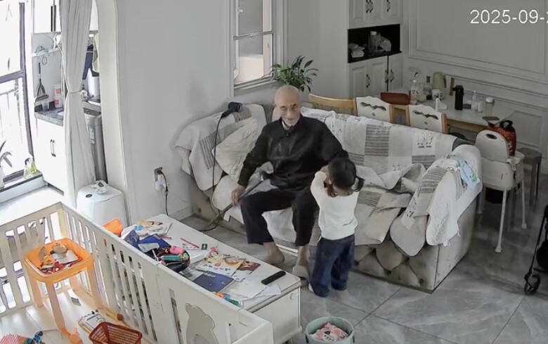 Camera ghi lại hành động của em bé với ông nội ở phòng khách, nhiều người xôn xao cách gia đình dạy con - 2