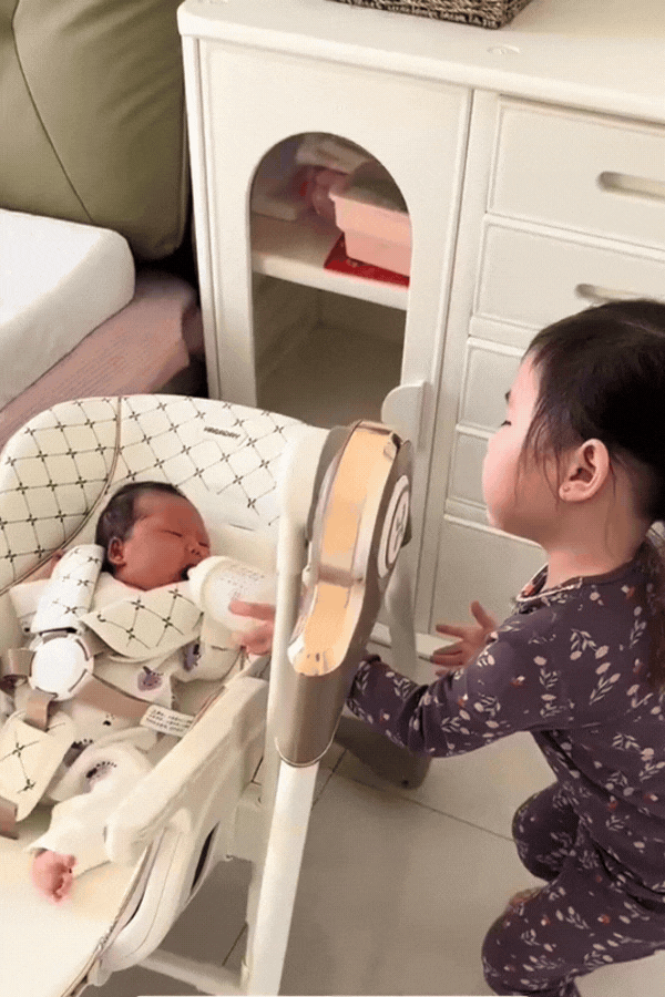 Cặp vợ chồng ngủ say không hay biết gì, hành động con gái làm với em sơ sinh ở góc giường khiến ai nấy nghẹn ngào - 2