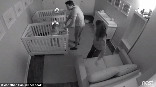 Cặp vợ chồng sốc khi xem đoạn camera vào lúc nửa đêm, 2 con sinh đôi trốn ngủ làm loạt hành động khó hiểu - 4