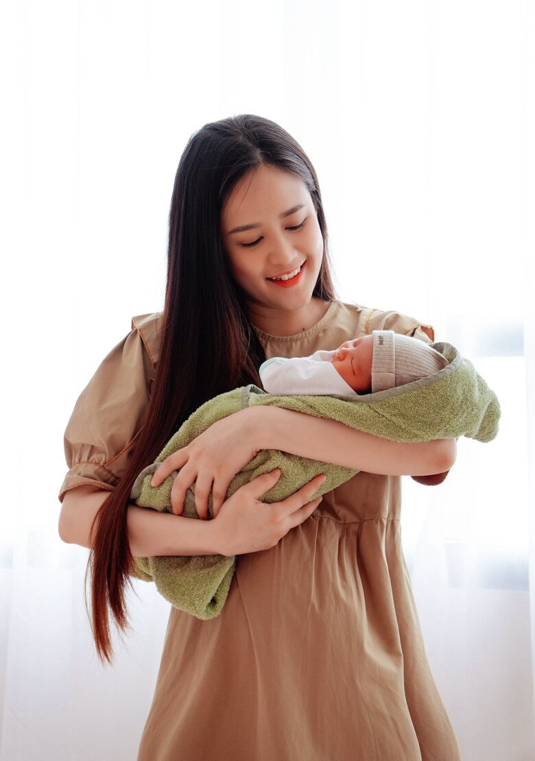 Diễn viên Phương Hằng kể chuyện sinh con với đồng nghiệp điển trai sau 8 năm chờ mòn mỏi, em bé sinh ra xinh hệt mẹ - 3