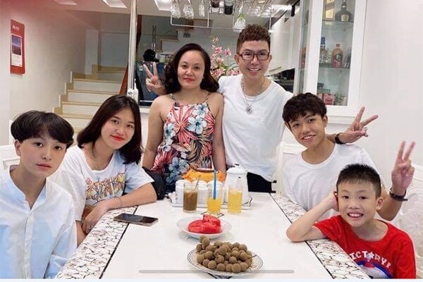 Có 4 con với Hoa khôi, nam ca sĩ nổi tiếng họ Đinh đặt tên 2 con gái giống nhau, 2 con trai y hệt - 3