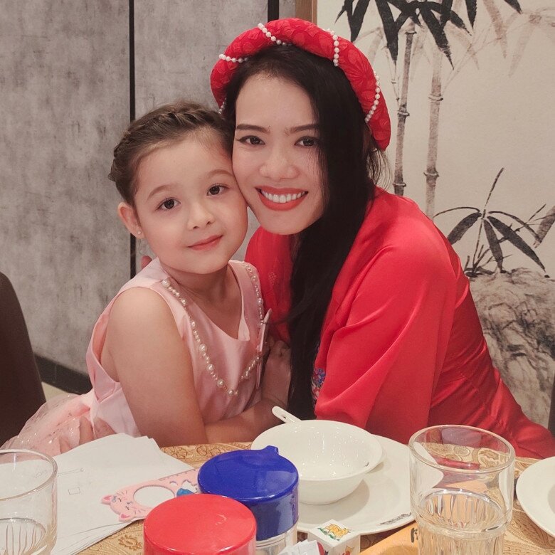 Chị Lệ và con gái lai Tây.