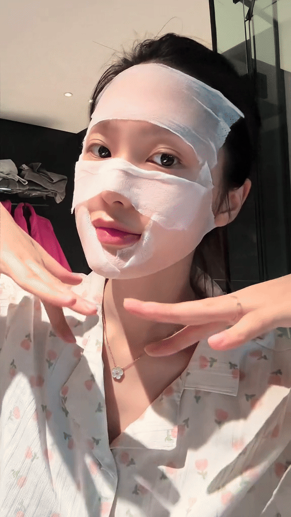 Doãn Hải My chăm con bận rộn vẫn dành thời gian nâng cấp sắc vóc bản thân.