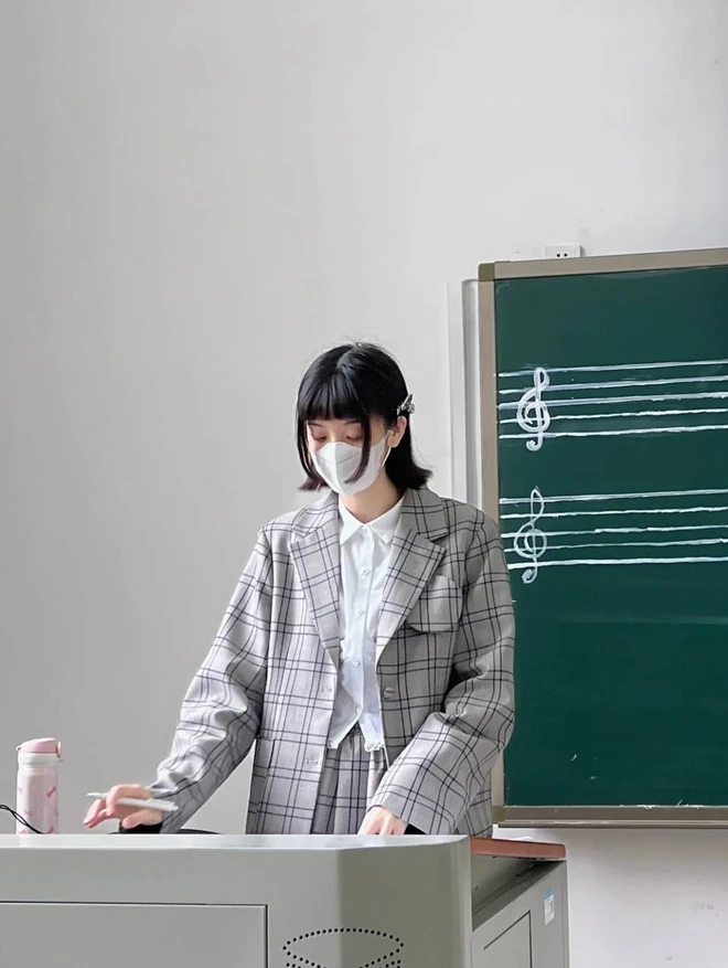 Cô giáo cấp 3 “gây sốt” MXH với 1001 trang phục đi dạy mỗi ngày, xinh như Hoa hậu - 5