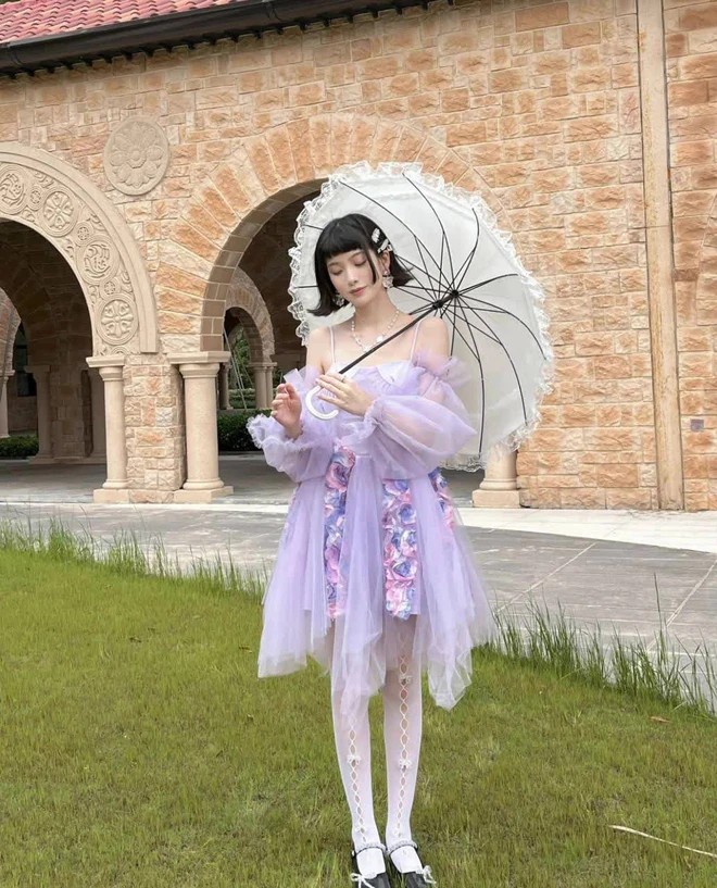 Cô giáo cấp 3 “gây sốt” MXH với 1001 trang phục đi dạy mỗi ngày, xinh như Hoa hậu - 8