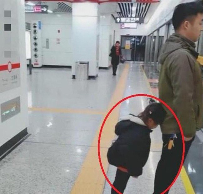 Cõi mạng rầm rộ bức ảnh chụp bố và con gái ở ga tàu, hành động của đứa trẻ khiến ông bố được khen hết lời - 2