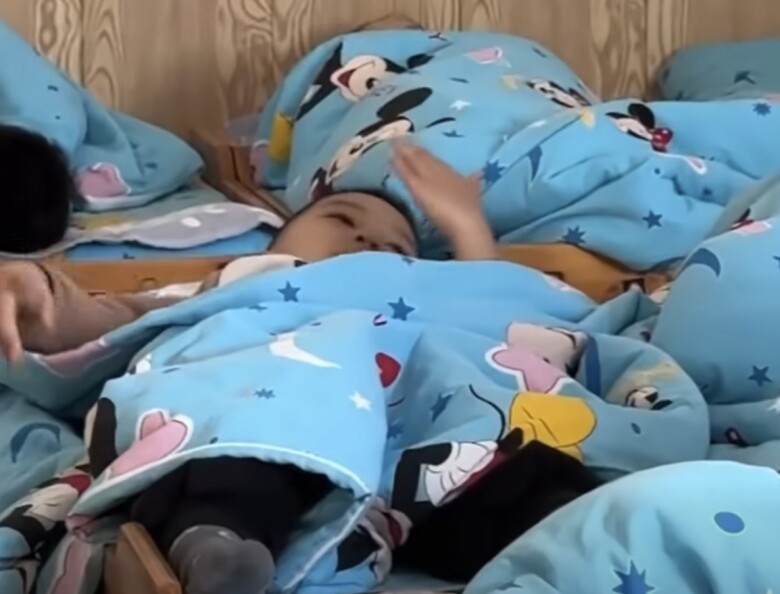 Cõi mạng tranh cãi đoạn video giáo viên quay giờ ngủ trưa ở trường mẫu giáo, bé trai có hành vi gây sốc - 2
