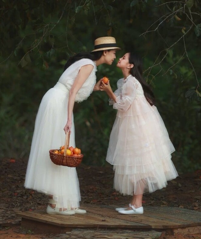 Con gái duy nhất hưởng “gen Hoa hậu” của Hà Kiều Anh: dậy thì vóc dáng như thiếu nữ, mặt thanh tú, mũi cao, cằm V-line - 1