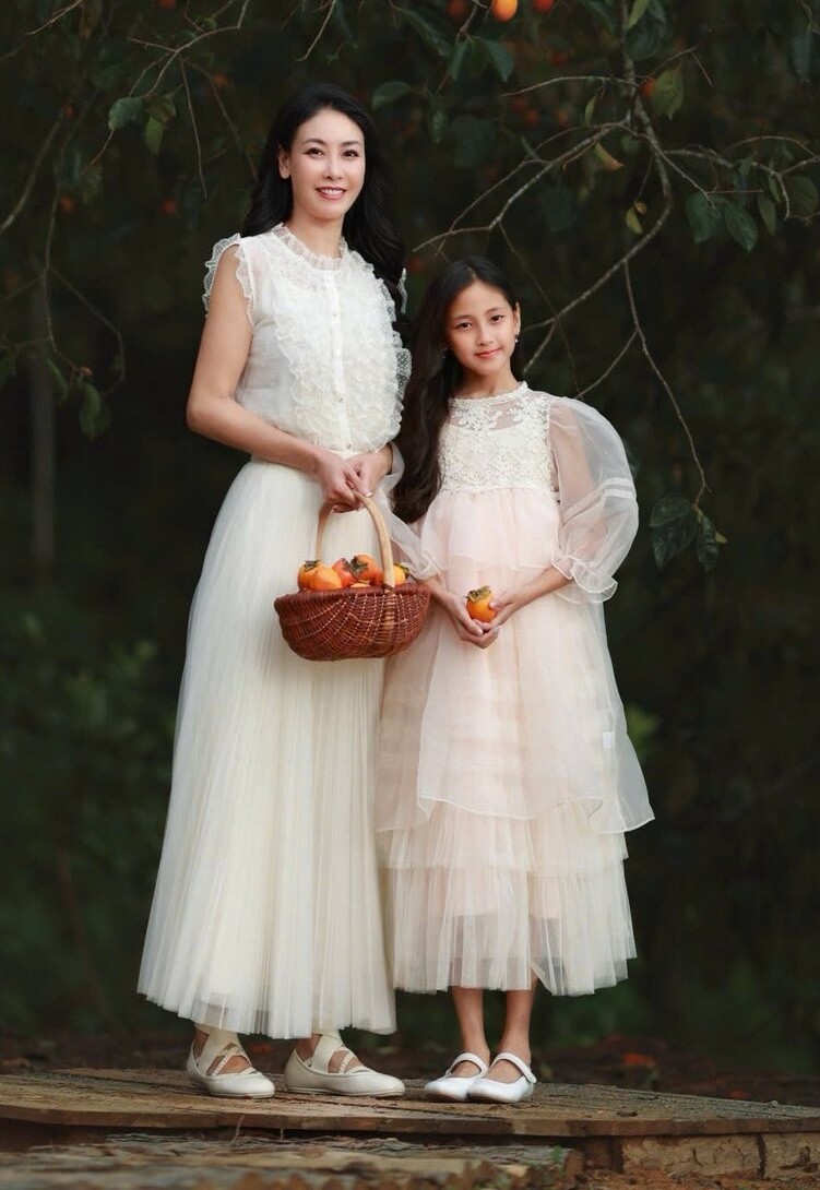 Con gái duy nhất hưởng “gen Hoa hậu” của Hà Kiều Anh: dậy thì vóc dáng như thiếu nữ, mặt thanh tú, mũi cao, cằm V-line - 2