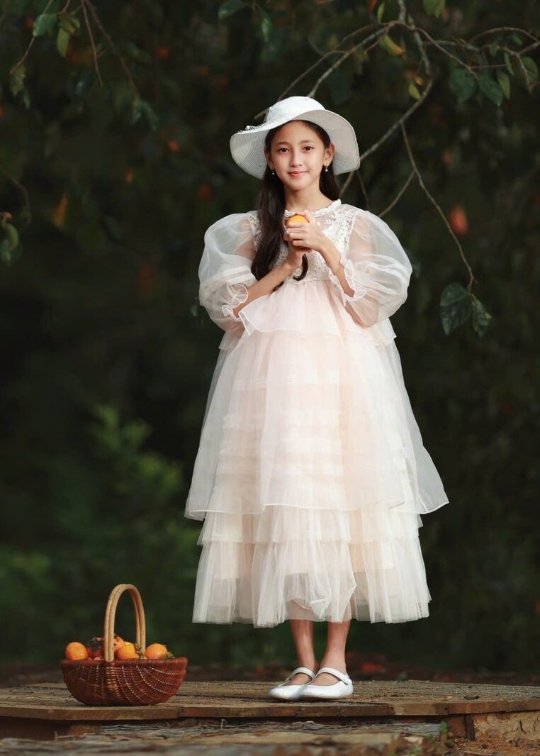 Con gái duy nhất hưởng “gen Hoa hậu” của Hà Kiều Anh: dậy thì vóc dáng như thiếu nữ, mặt thanh tú, mũi cao, cằm V-line - 4