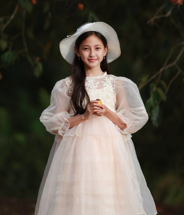 Con gái duy nhất hưởng “gen Hoa hậu” của Hà Kiều Anh: dậy thì vóc dáng như thiếu nữ, mặt thanh tú, mũi cao, cằm V-line - 3