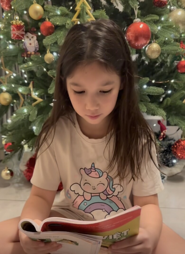 Con gái lai 2 dòng máu của Hà Anh học trường Quốc tế nói tiếng Anh vanh vách, về nhà chăm chỉ học thêm tiếng Việt - 1