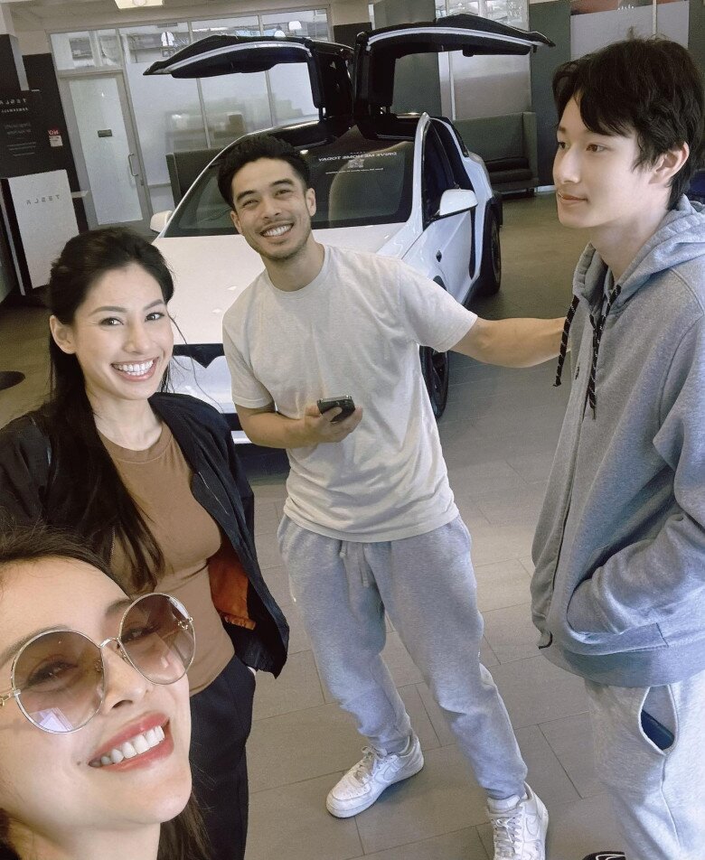 Jennifer Phạm cùng em trai và em gái đi mua xe cho con trai.
