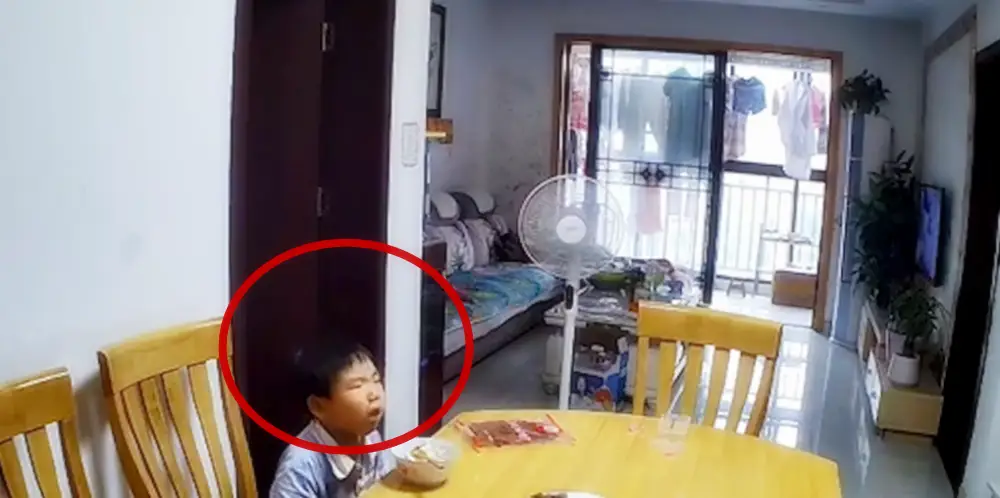 Con trai suýt nhập viện khi ngồi ăn cơm một mình, người mẹ ở xa xem camera giám sát đã cứu con qua nguy kịch - 2