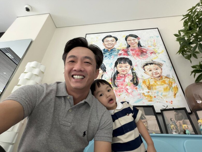 Cường Đôla khoe loạt ảnh mới với cậu con trai thứ 3, nhưng bức tranh lộ ra đằng sau mới gây chú ý - 2