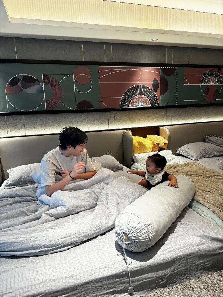 Cường Đôla khoe loạt ảnh mới với cậu con trai thứ 3, nhưng bức tranh lộ ra đằng sau mới gây chú ý - 6