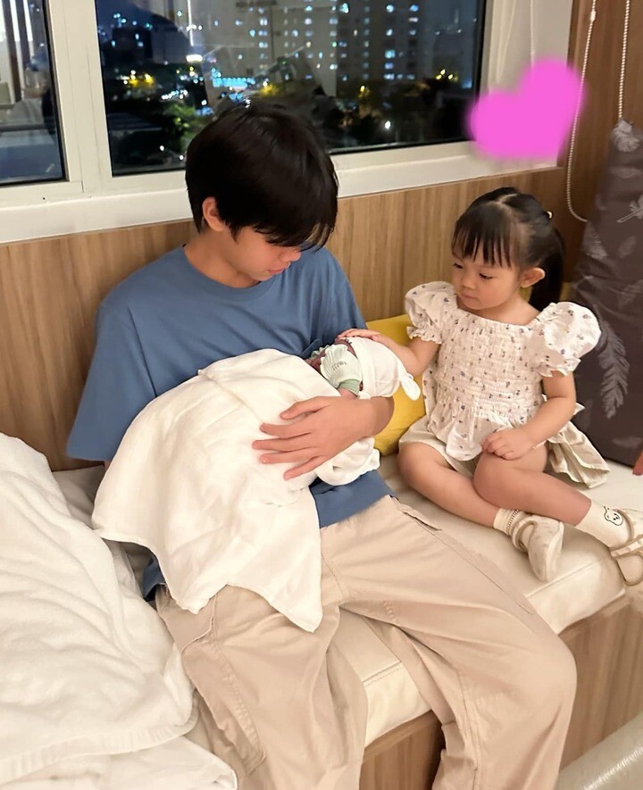 Cường Đôla khoe loạt ảnh mới với cậu con trai thứ 3, nhưng bức tranh lộ ra đằng sau mới gây chú ý - 5