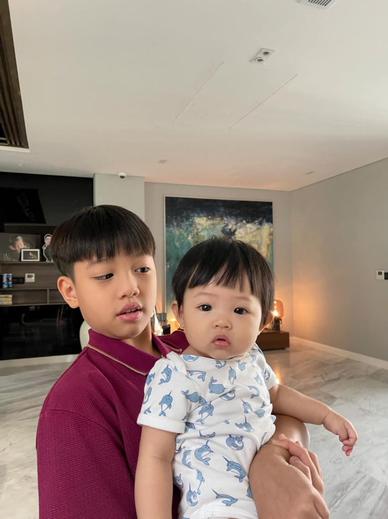 Cường Đôla khoe loạt ảnh mới với cậu con trai thứ 3, nhưng bức tranh lộ ra đằng sau mới gây chú ý - 4