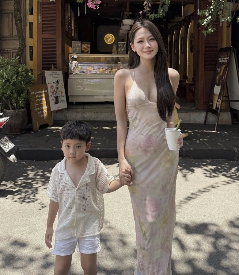 Con trai điển trai, hưởng gen đẹp của mẹ.