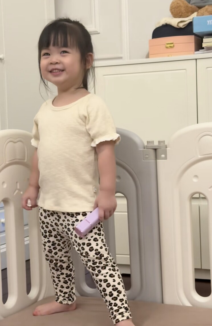 Con gái Hoa hậu Đỗ Mỹ Linh 2 tuổi hát hay, xinh xắn cười duyên, cuộc sống chuẩn tiểu thư hào môn - 1