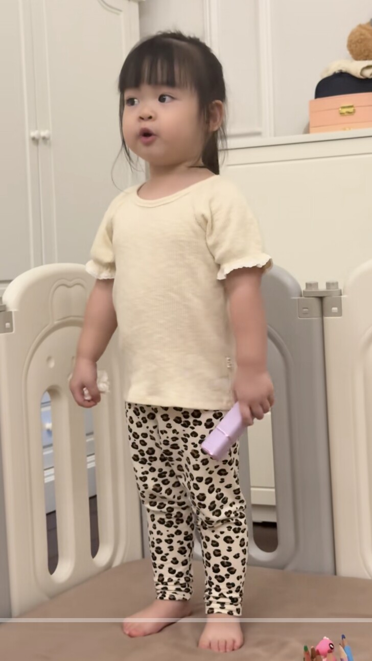 Con gái Hoa hậu Đỗ Mỹ Linh 2 tuổi hát hay, xinh xắn cười duyên, cuộc sống chuẩn tiểu thư hào môn - 2