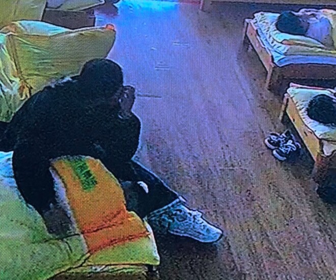 Camera ghi lại cảnh trẻ mẫu giáo ngủ trưa ở trường, hành động của 3 cô giáo khiến phụ huynh không nói nên lời - 1